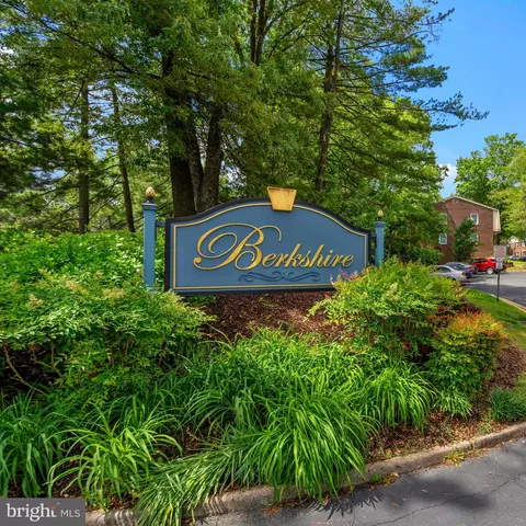 5828 Wyomissing Ct, Alexandria, VA 22303