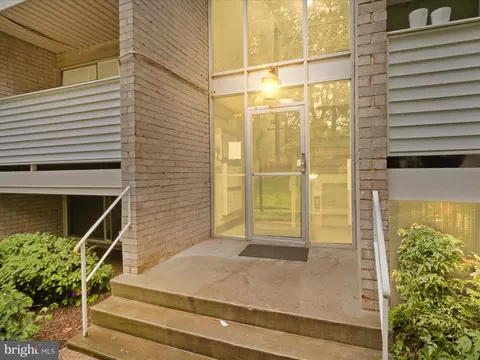 5618 Bloomfield Dr #202, Alexandria, VA 22312