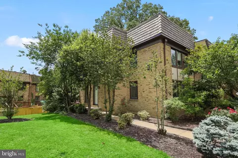10219 Blake Ln, Oakton, VA 22124