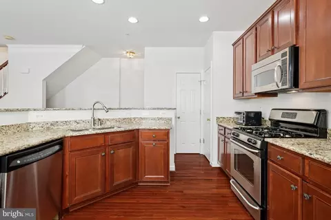 2529 Pascal Pl, Herndon, VA 20171 photo 3