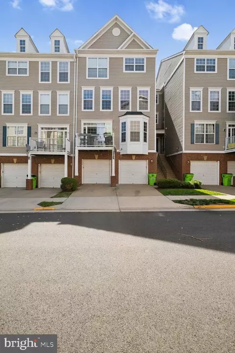 2529 Pascal Pl, Herndon, VA 20171