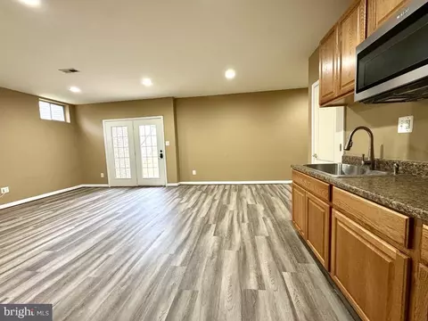 Living - 7615 Mcweadon Ln, Springfield, VA 22150 photo 8 of 10