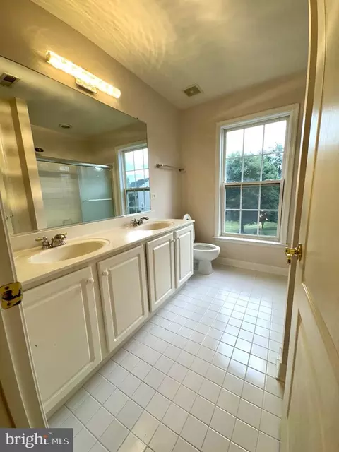 Bath - 7615 Mcweadon Ln, Springfield, VA 22150 photo 9 of 12