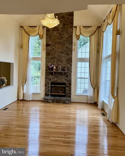 Living - 7615 Mcweadon Ln, Springfield, VA 22150 photo 2 of 10