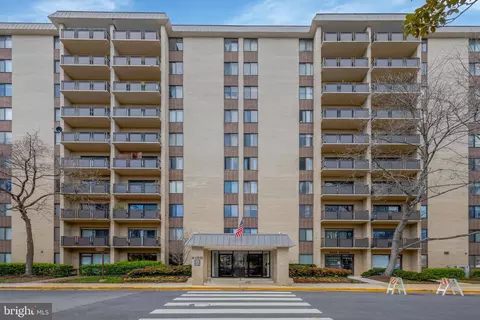 3100 S Manchester St #1028, Falls Church, VA 22044