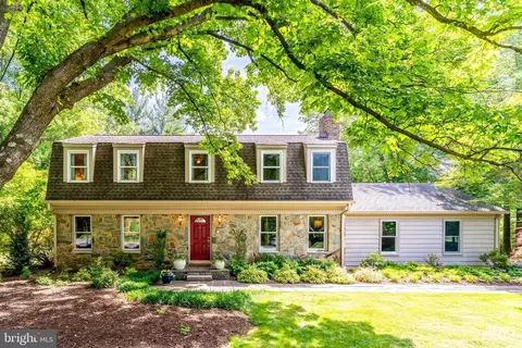 723 Forest Ridge Dr, Great Falls, VA 22066