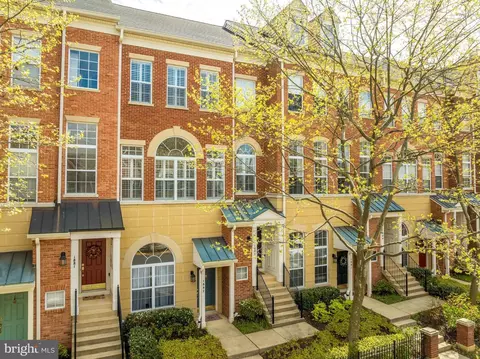 1885 Crescent Park Dr, Reston, VA 20190