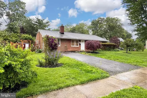 Exterior - 5000 Terrell St, Annandale, VA 22003 photo 2 of 8