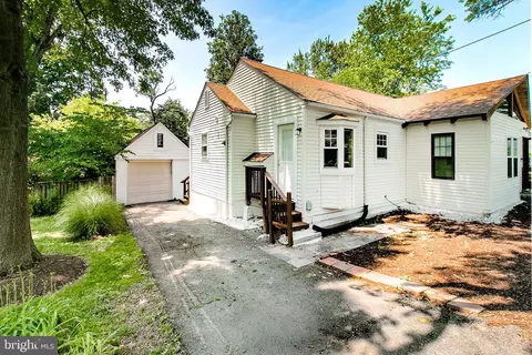 2904 Fairmont St, Falls Church, VA 22042