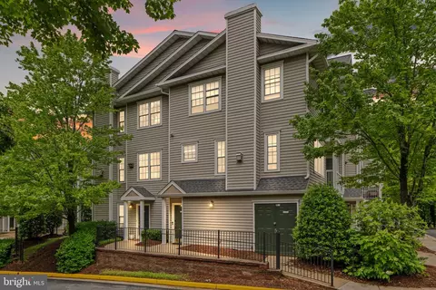 12876 Fair Briar Ln, Fairfax, VA 22033