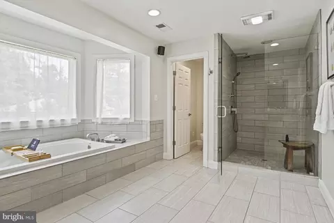 Bath - 1016 Bellview Rd, Mclean, VA 22102 photo 4 of 10