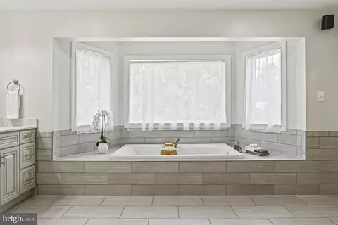 Bath - 1016 Bellview Rd, Mclean, VA 22102 photo 3 of 10