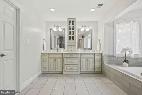 Bath - 1016 Bellview Rd, Mclean, VA 22102 photo 5 of 10