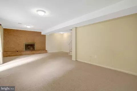 Living - 8706 Fox Ridge Rd, Springfield, VA 22152 photo 8 of 10