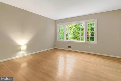 Living - 8706 Fox Ridge Rd, Springfield, VA 22152 photo 4 of 10