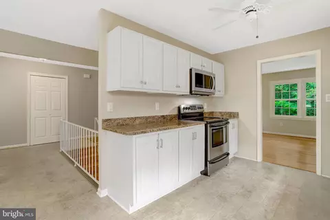 Entry Way - 8706 Fox Ridge Rd, Springfield, VA 22152 photo 2 of 4
