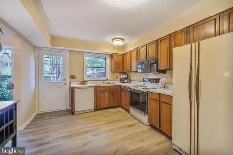 5932 Queenston St, Springfield, VA 22152 photo 9