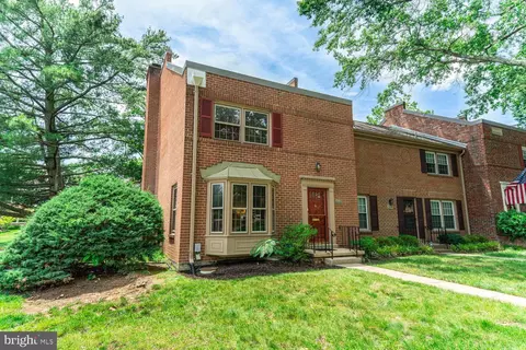 5932 Queenston St, Springfield, VA 22152