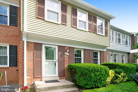 8378 Uxbridge Ct, Springfield, VA 22151 photo 2