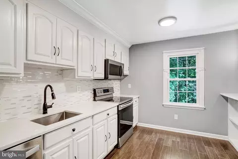 8378 Uxbridge Ct, Springfield, VA 22151 photo 4