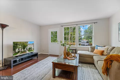 6582 Skylemar Trl, Centreville, VA 20121