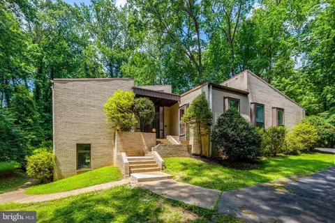 3520 Glenbrook Rd, Fairfax, VA 22031
