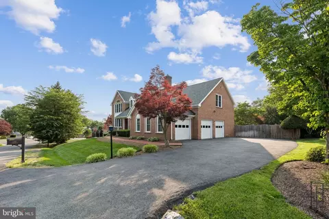 1292 Middleton Ct, Vienna, VA 22182