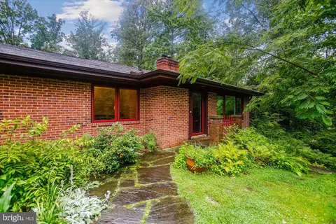 6662 Van Winkle Dr, Falls Church, VA 22044