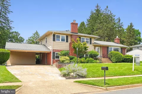 912 Fairway Dr NE, Vienna, VA 22180