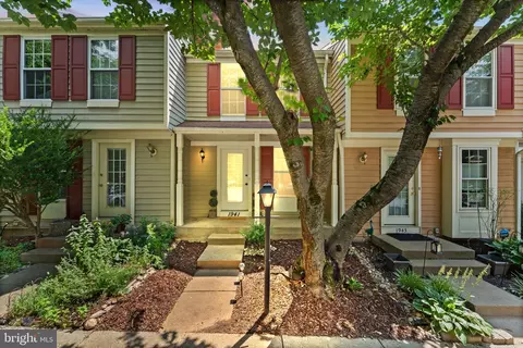 1941 Sagewood Ln, Reston, VA 20191 photo 2