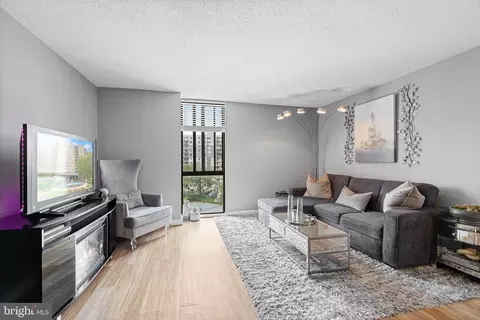 6800 Fleetwood Rd #808, Mclean, VA 22101