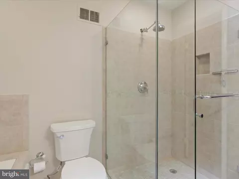 Bath - 1564 Mclean Commons Ct, Mclean, VA 22101 photo 4 of 5