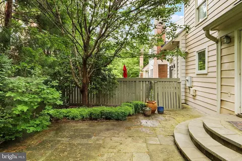 Exterior - 1564 Mclean Commons Ct, Mclean, VA 22101 photo 3 of 5