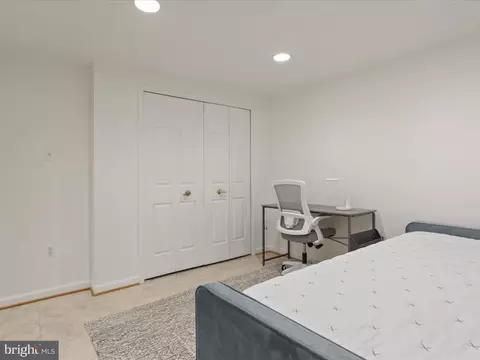 Bedroom - 1564 Mclean Commons Ct, Mclean, VA 22101 photo 8 of 9