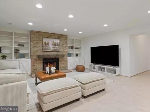 Living - 1564 Mclean Commons Ct, Mclean, VA 22101 photo 8 of 9