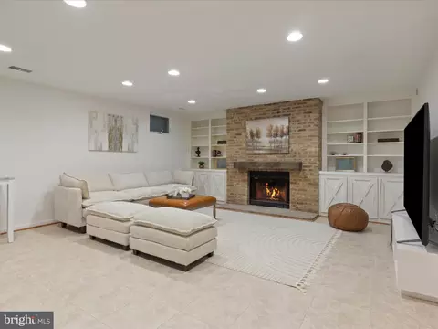 Living - 1564 Mclean Commons Ct, Mclean, VA 22101 photo 7 of 9