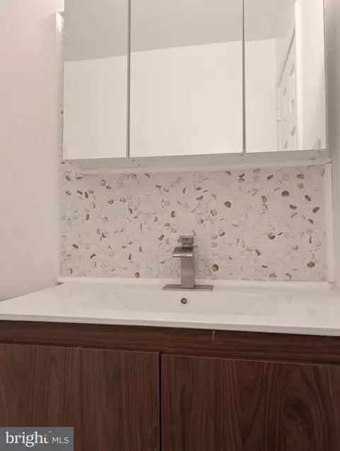 Bath - 7506 Box Elder Ct, Mclean, VA 22102 photo 6 of 9