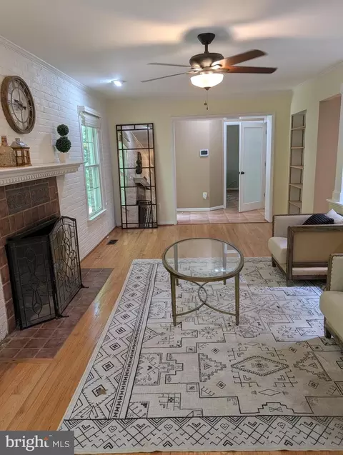 Living - 7506 Box Elder Ct, Mclean, VA 22102 photo 4 of 7
