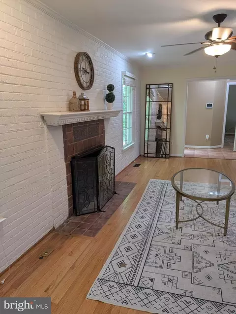 Living - 7506 Box Elder Ct, Mclean, VA 22102 photo 5 of 7