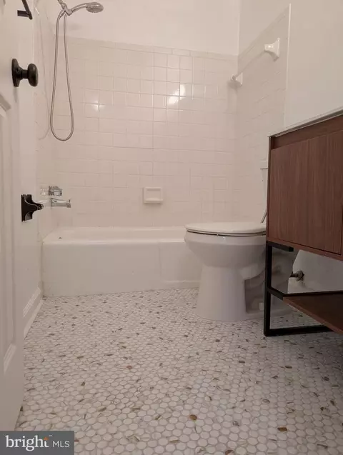 Bath - 7506 Box Elder Ct, Mclean, VA 22102 photo 5 of 9