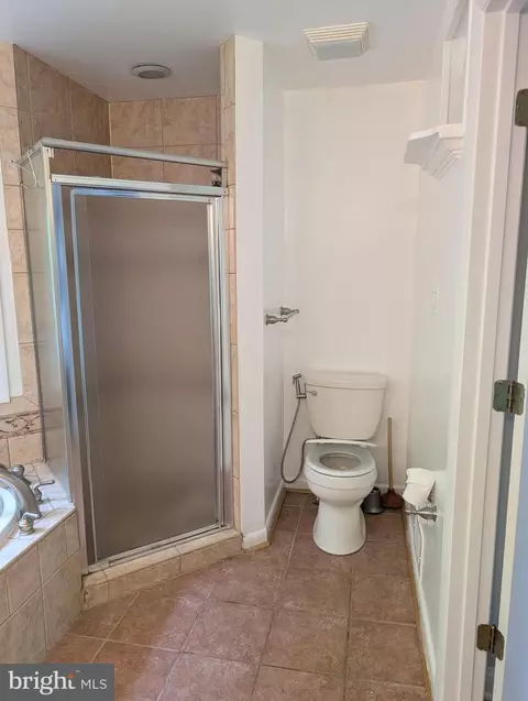 Bath - 7506 Box Elder Ct, Mclean, VA 22102 photo 4 of 9