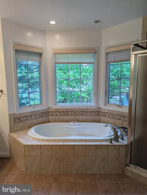 Bath - 7506 Box Elder Ct, Mclean, VA 22102 photo 3 of 9