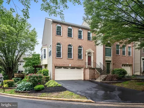 4001 Rosemeade Dr, Fairfax, VA 22033