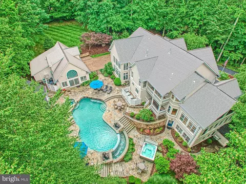 5026 Huntwood Manor Dr, Fairfax, VA 22030