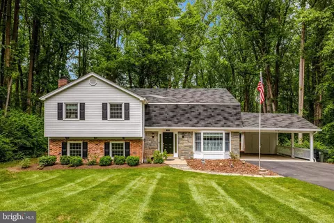2042 Carrhill Rd, Vienna, VA 22181