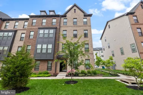12363 Azure Ln #42, Fairfax, VA 22033