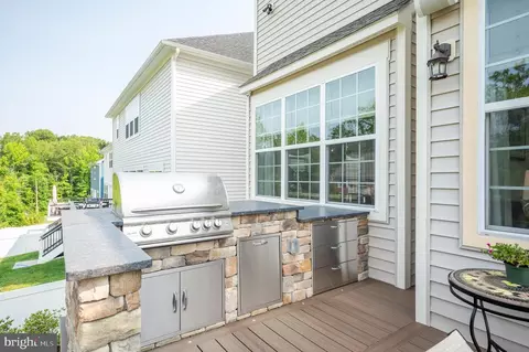 Exterior - 6233 Mcconnell Ln, Springfield, VA 22153 photo 6 of 12