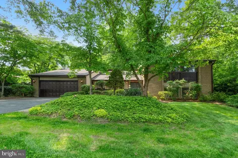 10862 Meadowland Dr, Oakton, VA 22124