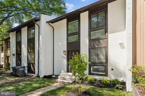 2362 Antiqua Ct, Reston, VA 20191 photo 3