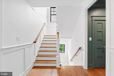 Entry Way - 6518 Beverly Ave, Mclean, VA 22101 photo 5 of 10